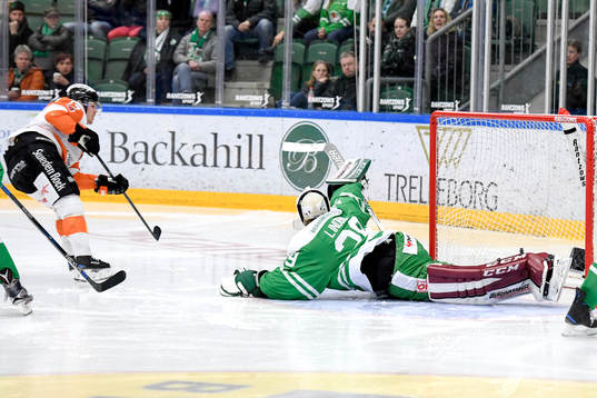 Karlskronas Joel Kellman gör 0-1 bakom Rögles målvakt