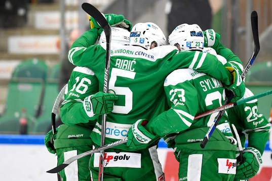 Rögles Cade Fairchild jublar med lagkamrater
