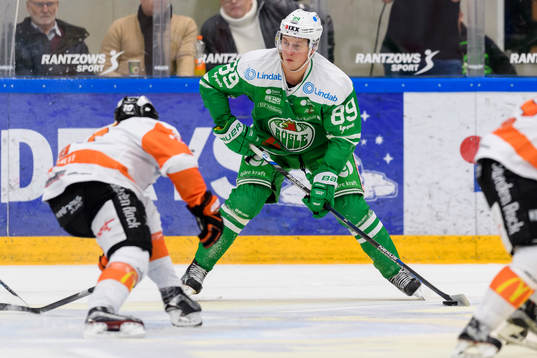Rögles David Åslin med pucken