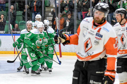 Rögles Jesper Williamsson jublar med lagkamrater och