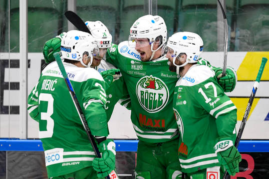 Rögles Daniel Sylwander jublar med lagkamrater