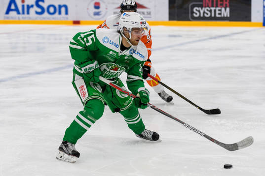 Rögles Simon Ryfors med puck