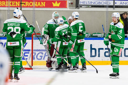 Rögles spelare jublar med målvakt Anders Lindbäck