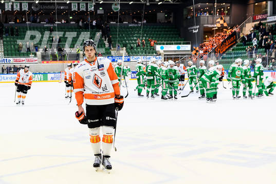 Karlskronas Daniel Gunnarsson deppar när han lämlar isen