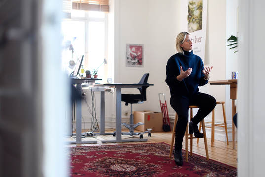 Anna Axvi blir intervjuad