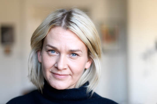 Anna Axvi blir intervjuad
