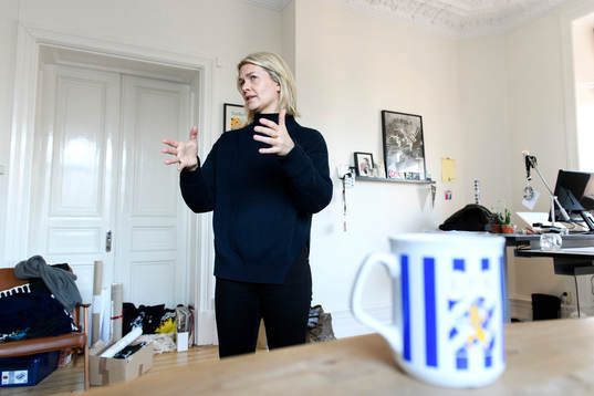Anna Axvi blir intervjuad