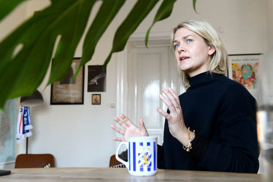 Anna Axvi blir intervjuad