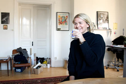 Anna Axvi blir intervjuad