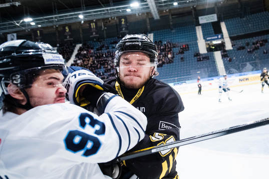 s Anton Cederholm med en tackling på Karlskogas Thomas
