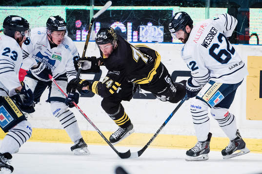 s Joakim Thelin i en duell mot Karlskogas Jacob Lundegård