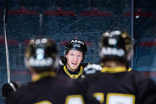 s Jonas Almtorp jublar