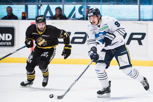 s Daniel Olsson-Trkulja och Karlskogas Thomas Valkvae-Olsen