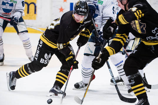s Jesper Fröden får kontroll över pucken