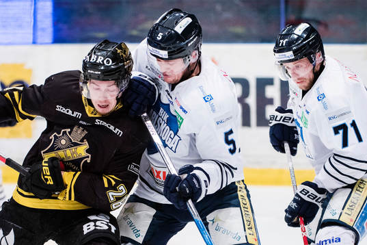 s Jesper Fröden i en duell med Karlskogas Richard