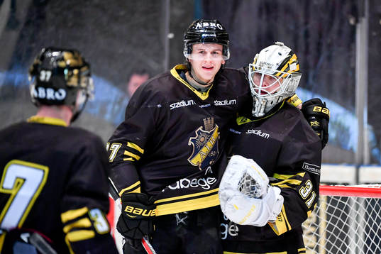 s Simon Fernholm kramar om målvakt Linus Lundin