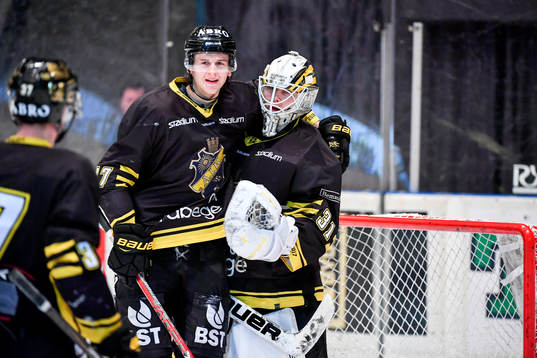 s Simon Fernholm kramar om målvakt Linus Lundin