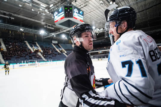 Karlskogas Carl Berglund föses in i båset av domaren