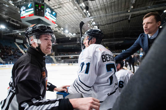 Karlskogas Carl Berglund föses in i båset av domare och