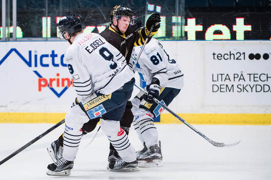 s Jesper Fröden försöker ta sig förbi Karlskogas Victor