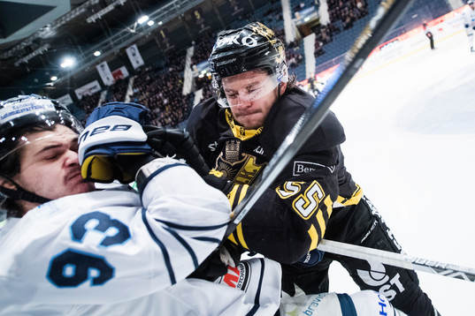 s Anton Cederholm med en tackling på Karlskogas Thomas