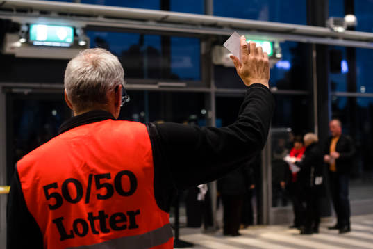 Försäljningar av lotter i entrén före  en ishockeymatch