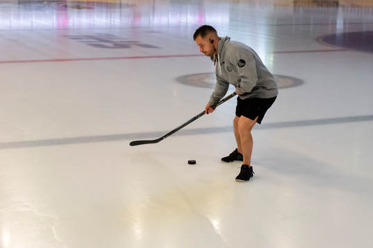 Brynäs Kevin Clark värmer upp på isen före en