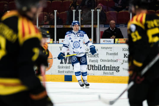 Leksands Jesper Ollas före en ishockeymatch i SHL mellan
