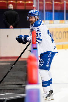 Leksands Mattias Ritola med en juniortröja före en