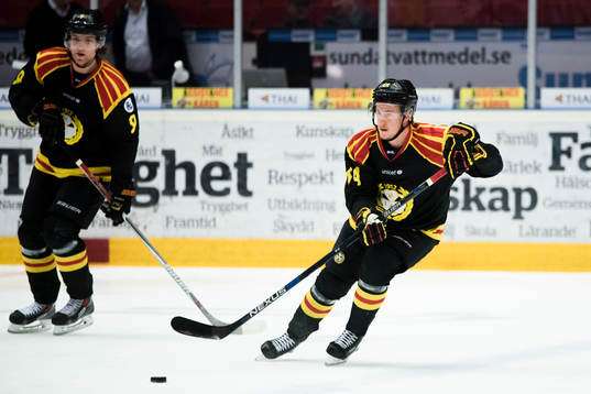 Brynäs Erik Broman och Jonathan Pudas före  en