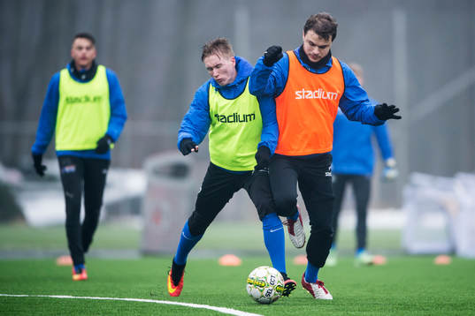 Emil Skogh och Hannes Sahlin i en närkamp