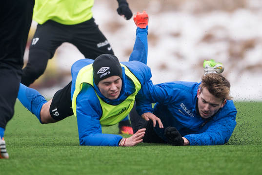 Rasmus Andernil Bozic och Andreas Östling fäller varandra