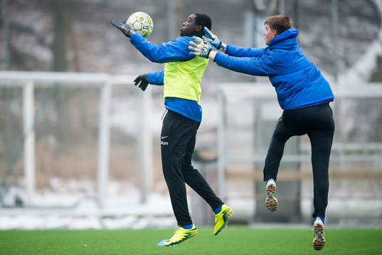 Alexis Yougouda Kada och Örgrytes målvakt i en närkamp