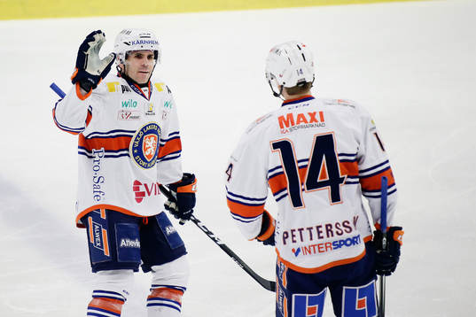 Växjös Emil Pettersson och Cory Murphy jublar
