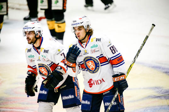 Växjös Adam Brodecki  och Jeff Tambellini