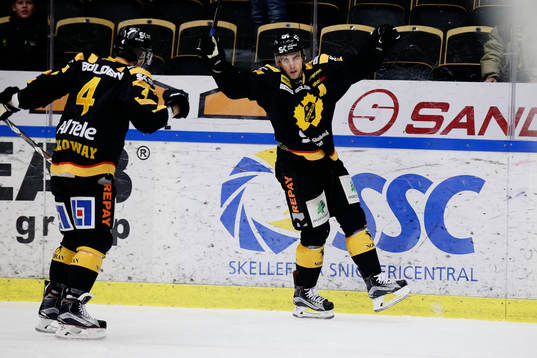 Skellefteås Joakim Lindström och Bud Holloway jublar