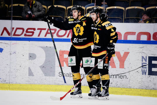 Skellefteås Joakim Lindström och Bud Holloway jublar