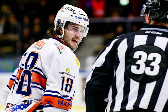 Växjös Dennis Everberg är arg på Linjedomare Johannes