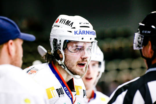 Växjös Dennis Everberg är arg på Linjedomare Johannes
