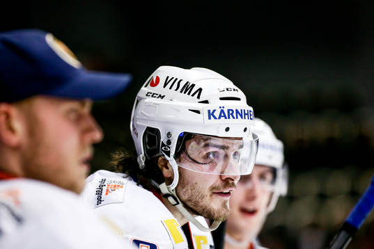 Växjös Dennis Everberg är arg på Linjedomare Johannes