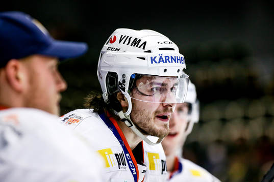 Växjös Dennis Everberg är arg på Linjedomare Johannes