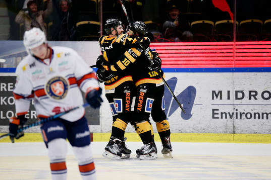 Skellefteås Bud Holloway och Joakim Lindström jublar