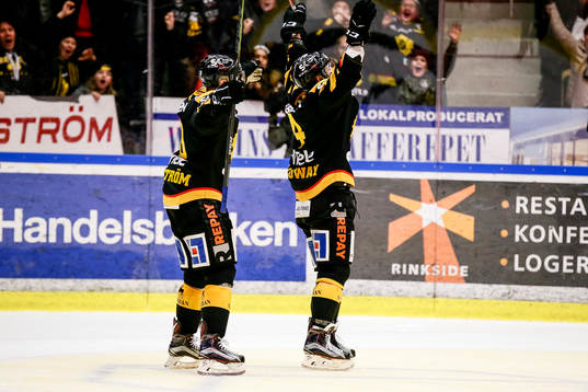 Skellefteås Bud Holloway och Joakim Lindström jublar
