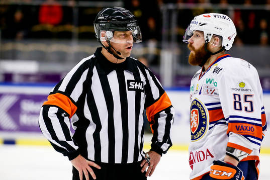 Domare Sören Persson pratar med Växjös Liam Reddox
