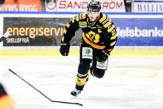 Skellefteås Jimmie Ericsson skjuter av sin klubba