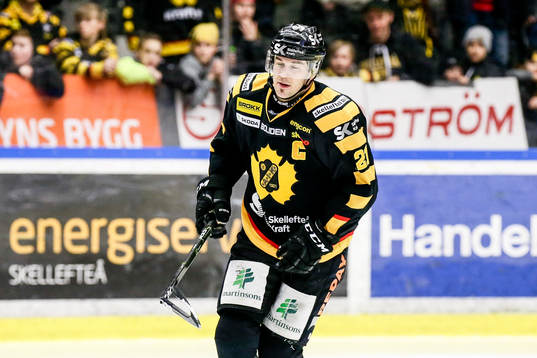 Skellefteås Jimmie Ericsson skjuter av sin klubba