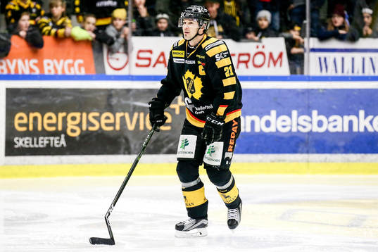 Skellefteås Jimmie Ericsson skjuter av sin klubba