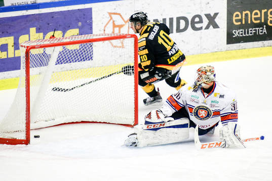 Skellefteås Joakim Lindström gör mål på straff på