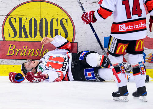 Örebros Gustav Backström liggar skadad
