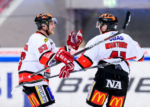Örebros Bobbo Petersson (v) och Joel Mustonen (h) jublar